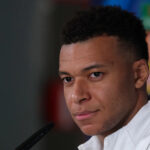 🗞️ Titulky: Mbappé mierotvorca, nepokoje v Barcelone...