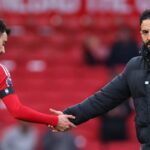 Sklíčený Ruben Amorim, hlavný tréner/manažér Manchestru United si podáva ruku s Brunom Fernandesom z Manchestru United na plný úväzok počas zápasu Premier League medzi Manchester United FC a Crystal Palace