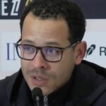 Liam Rosenior na tlačovej konferencii v Štrasburgu