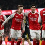 Hráči Arsenalu oslavujú počas prehry 3:2 s Manchestrom United