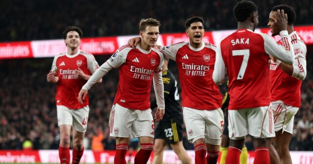 Hráči Arsenalu oslavujú počas prehry 3:2 s Manchestrom United