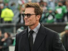 Tom Brady zažil svoje najlepšie chvíle ako analytik NFL s presvedčivým pohľadom na hádzanie lopty cez vietor Tom Brady v nedeľu ukázal svoje vylepšené ohlasovacie kotlety s kľúčovým zlyhaním