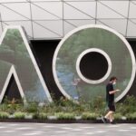 Švajčiar Roger Federer ukazuje svoje emócie počas odovzdávania trofeje po jeho mužskom finálovom zápase proti Rafaelovi Nadalovi zo Španielska počas tenisového grandslamového Australian Open 1. februára 2009 v Melbourne. Foto od Victora Fraile — Obrázok od © Victor Fraile/Corbis (Foto od Victor Fraile/Corbis cez Getty Images)