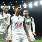 Cristian Romero (uprostred) strelil úvodný gól Tottenhamu pri jeho výhre 2:0