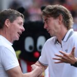 Manažér Thomas Frank z Brentford FC sa rozpráva s manažérom Oliverom Glasnerom z Crystal Palace FC pred zápasom Premier League medzi Brentford FC a Crystal Palace FC na Gtech Community Stadium 18. augusta 2024 v Brentforde v Anglicku