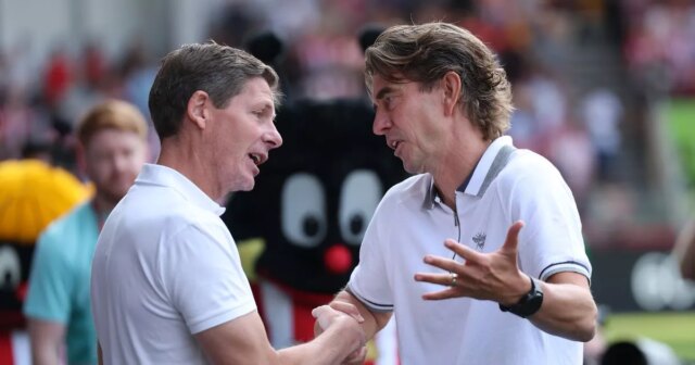 Manažér Thomas Frank z Brentford FC sa rozpráva s manažérom Oliverom Glasnerom z Crystal Palace FC pred zápasom Premier League medzi Brentford FC a Crystal Palace FC na Gtech Community Stadium 18. augusta 2024 v Brentforde v Anglicku