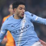 Omar Marmoush z Manchestru City bojuje o držanie lopty s Rolandom Sallaiom z Galatasaray SK počas zápasu fázy MD8 Ligy majstrov UEFA 2025/26 medzi Manchester City a Galatasaray AS na štadióne City of Manchester 28. januára 2026 v anglickom Manchestri.