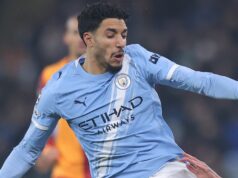 Tottenham má troch hráčov, ktorých Man City môže akceptovať v trháku Omar Marmoush prestupová výmena Omar Marmoush z Manchestru City bojuje o držanie lopty s Rolandom Sallaiom z Galatasaray SK počas zápasu fázy MD8 Ligy majstrov UEFA 2025/26 medzi Manchester City a Galatasaray AS na štadióne City of Manchester 28. januára 2026 v anglickom Manchestri.