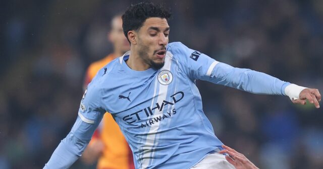 Omar Marmoush z Manchestru City bojuje o držanie lopty s Rolandom Sallaiom z Galatasaray SK počas zápasu fázy MD8 Ligy majstrov UEFA 2025/26 medzi Manchester City a Galatasaray AS na štadióne City of Manchester 28. januára 2026 v anglickom Manchestri. 
