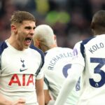 Micky van de Ven v akcii za Spurs.