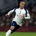 Xavi Simons je späť v tíme na zápas Tottenhamu v Premier League v Bournemouthe
