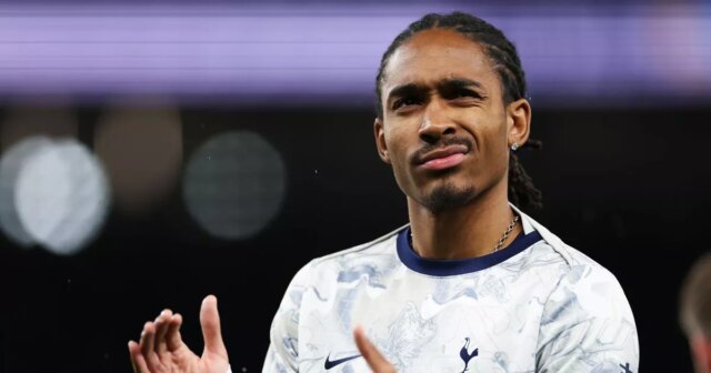Djed Spence z Tottenhamu Hotspur tlieska fanúšikom