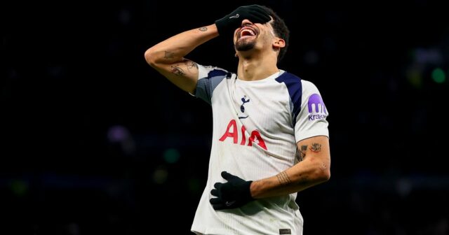 Tottenham potvrdil tím vs Frankfurt - Dominic Solanke na lavičke, Dominic Solanke oslavuje po strelení gólu počas zápasu Ligy majstrov medzi Tottenhamom Hotspur a Borussiou Dortmund