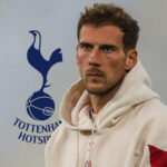 Tottenham sa ujal vedenia v pretekoch o podpísanie Man Utd, cieľ Arsenalu, keďže Johnson má „zdravotnú rezerváciu“