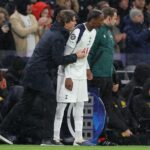 Thomas Frank sa rozpráva s Jun'ai Byfieldom, ktorý čaká na svoj debut počas zápasu Ligy majstrov UEFA medzi Tottenhamom Hotspur a Borussiou Dortmund.