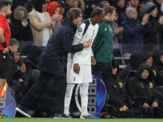 Tottenham wonderkid vysvetľuje, prečo kričal na jedného hráča Borussie Dortmund Thomas Frank sa rozpráva s Jun'ai Byfieldom, ktorý čaká na svoj debut počas zápasu Ligy majstrov UEFA medzi Tottenhamom Hotspur a Borussiou Dortmund.