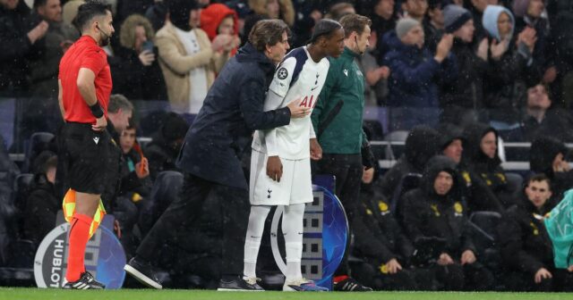 Thomas Frank sa rozpráva s Jun'ai Byfieldom, ktorý čaká na svoj debut počas zápasu Ligy majstrov UEFA medzi Tottenhamom Hotspur a Borussiou Dortmund.