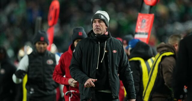 Tréner 49ers Kyle Shanahan ukazuje, že voňajúce soli nie sú len pre hráčov
