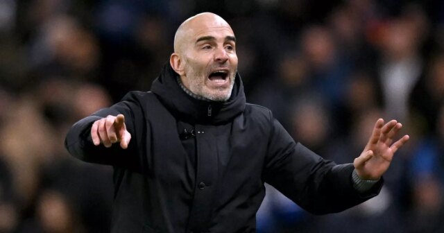 Enzo Maresca gestikuluje na ihrisku.