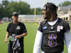 Tréner Lamara Jacksona nerobí hlúposti, keď vyzýva médiá, aby urobili „veľký obchod“ Ravens logo pochodového šialenstva