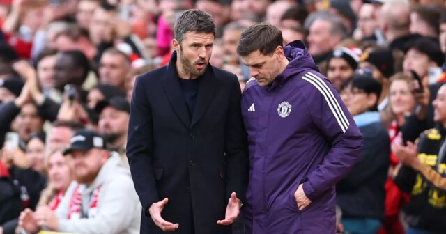 Hlavný tréner / manažér Manchestru United Michael Carrick a Jonathan Woodgate asistent hlavného trénera / manažéra Manchestru United počas zápasu Premier League medzi Manchestrom United a Manchestrom City na Old Trafford 17. januára 2026 v Manchestri v Anglicku. 