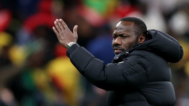 Tréner Senegalu Pape Thiaw obhajuje postup svojho tímu počas finále AFCON 2025
