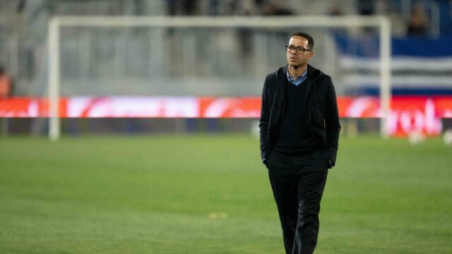 Tréner Štrasburgu Rosenior sa chystá na tlačovú konferenciu medzi Chelsea Tréner Štrasburgu Rosenior sa chystá na tlačovú konferenciu medzi Chelsea