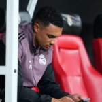 Trent Alexander-Arnold, pravý obranca Realu Madrid a Anglicka sedí na lavičke pred semifinálovým zápasom Španielskeho superpohára medzi Atleticom de Madrid a Realom Madrid na štadióne King Abdullah Sports City Hall 8. januára 2026 v Jeddah v Saudskej Arábii. (Foto: Jose Breton/Pics Action/NurPhoto cez Getty Images)