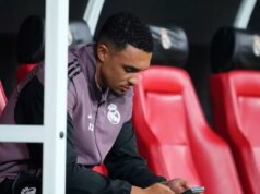 Trent Alexander-Arnold „povedal, aby odišiel“ Real Madrid mesiace po prestupe do Liverpoolu Trent Alexander-Arnold, pravý obranca Realu Madrid a Anglicka sedí na lavičke pred semifinálovým zápasom Španielskeho superpohára medzi Atleticom de Madrid a Realom Madrid na štadióne King Abdullah Sports City Hall 8. januára 2026 v Jeddah v Saudskej Arábii. (Foto: Jose Breton/Pics Action/NurPhoto cez Getty Images)