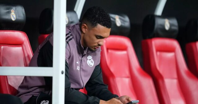 Trent Alexander-Arnold „povedal, aby odišiel“ Real Madrid mesiace po prestupe Trent Alexander-Arnold, pravý obranca Realu Madrid a Anglicka sedí na lavičke pred semifinálovým zápasom Španielskeho superpohára medzi Atleticom de Madrid a Realom Madrid na štadióne King Abdullah Sports City Hall 8. januára 2026 v Jeddah v Saudskej Arábii. (Foto: Jose Breton/Pics Action/NurPhoto cez Getty Images)