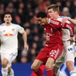 Huga Ekitike z Liverpoolu vyzýva Jaka Bijol z Leeds United