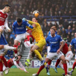 Tretie kolo FA Cupu: Arsenal vedie na ihrisku Portsmouthu 2:1, ale Madueke dáva penaltu vedľa