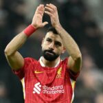 Mohamed Salah z Liverpoolu tlieska fanúšikom po zápase Premier League medzi Newcastle United FC a Liverpool FC v St James' Park 4. decembra 2024 v Newcastle upon Tyne v Anglicku.