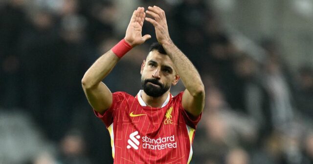 Mohamed Salah z Liverpoolu tlieska fanúšikom po zápase Premier League medzi Newcastle United FC a Liverpool FC v St James' Park 4. decembra 2024 v Newcastle upon Tyne v Anglicku.