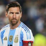 Lionel Messi z Argentíny sa pozerá pred zápasom juhoamerickej kvalifikácie FIFA World Cup 2026 medzi Argentínou a Kolumbiou na Estadio Más Monumental Antonio Vespucio Liberti 10. júna 2025 v Buenos Aires v Argentíne.