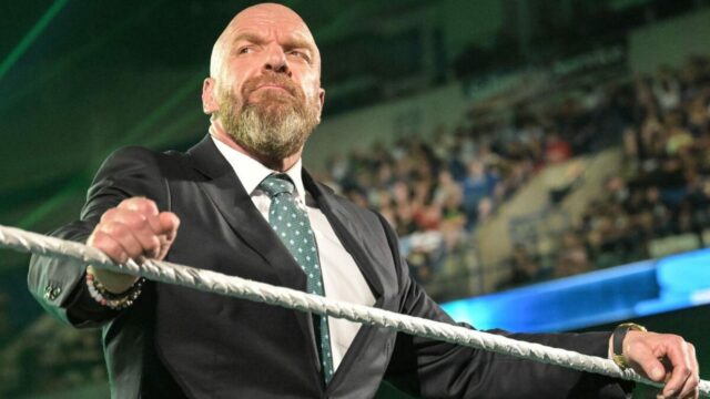 Triple H možno nenápadne unikol výsledok zápasu Main Eventu WWE Saturday Night
