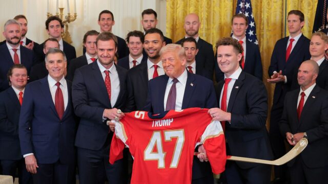 Trump hostí v Bielom dome proti sebe stojaceho šampióna Stanley Cupu Panthers
