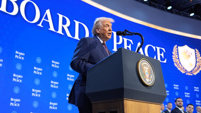 Trump otvára „Board of Peace“ uvedením krajín, ktoré USA bombardovali | Newsfeed
