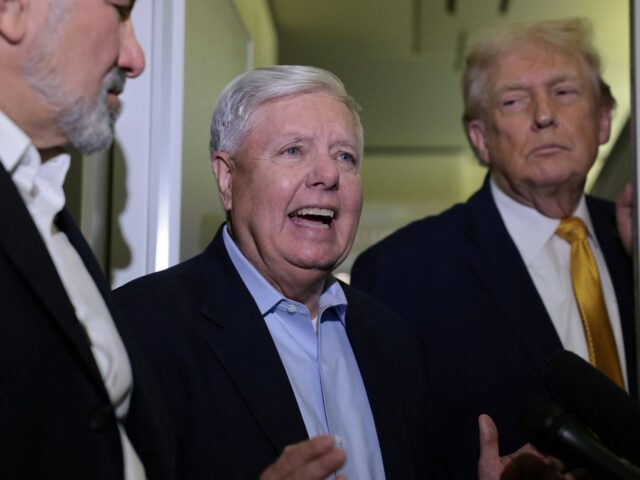 Trump pózuje s klobúkom „Make Iran Great Again“ po únose Madura | Správy Donalda Trumpa
