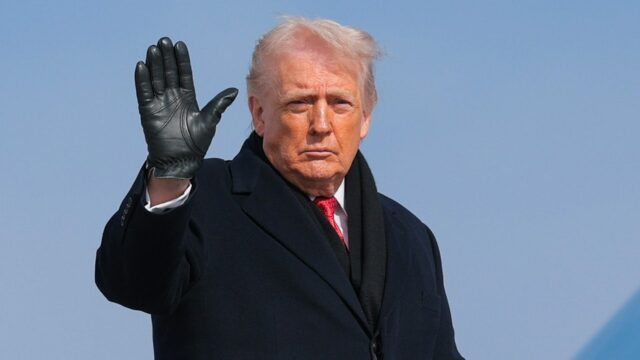 Trump sa zúčastňuje univerzitného futbalového národného šampionátu
