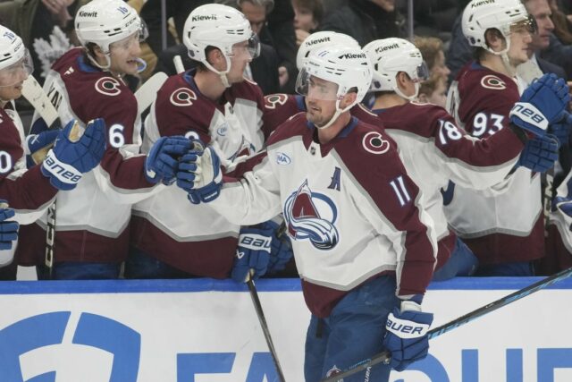 Tvárou v tvár nepriazni osudu sa Avalanche snaží znovu získať NHL: Colorado Avalanche v Toronte Maple Leafs