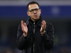Tvrdé rozhodnutie Chelsea vo výške 50 miliónov libier, ktoré prinesie Liamovi Roseniorovi okamžitý úspech Liam Rosenior tlieska po výhre Chelsea nad Brentfordom.
