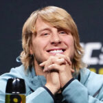 LAS VEGAS, NEVADA - 5. DECEMBRA: (LR) Súperi Alexander Volkanovski a Diego Lopes sa stretnú počas sezónnej tlačovej konferencie UFC It's On v T-Mobile Arene 5. decembra 2025 v Las Vegas v Nevade. (Foto Chris Unger/Zuffa LLC)