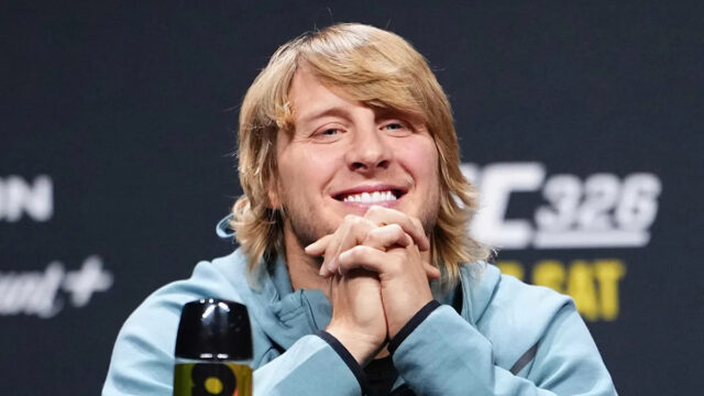 LAS VEGAS, NEVADA - 5. DECEMBRA: (LR) Súperi Alexander Volkanovski a Diego Lopes sa stretnú počas sezónnej tlačovej konferencie UFC It's On v T-Mobile Arene 5. decembra 2025 v Las Vegas v Nevade. (Foto Chris Unger/Zuffa LLC)