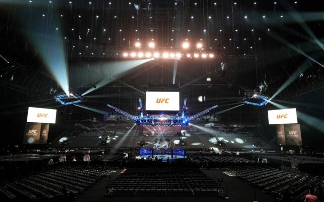 UFC insider a farebný komentátor potvrdzuje možnosť "šesť alebo sedem" titulových zápasov na karte UFC v Bielom dome
