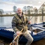 Clarke si úvodný deň sezóny lovu lososov na rieke Tay zjavne užíva