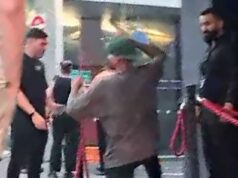 ÚPLNÝ príbeh divokého víkendu Nicka Kyrgiosa pred pádom Australian Open: Pozrite sa na moment, keď tenisovú hviezdu požiadajú, aby o 7:00 opustila nočný klub v Melbourne, vyhovára sa na poobedie a priatelia ju odvedú… predtým, ako to všetko zopakuje na druhý deň Nick Kyrgios bol videný pred nočným klubom v Melbourne v nedeľu skoro ráno, ako sa zdalo, že sa háda so zamestnancami po tom, čo bola austrálska tenisová hviezda požiadaná, aby opustila priestory.