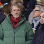 Sir Jim Ratcliffe sa pozerá