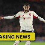 Conor Bradley z Liverpoolu opúšťa ihrisko na nosidlách počas zápasu Premier League medzi Arsenalom a Liverpoolom na Emirates Stadium...