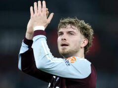 Unai Emery pevne stojí na prestupe Harveyho Elliotta, pretože realita hviezdy Liverpoolu je jasná Harvey Elliott počas zápasu Aston Villa